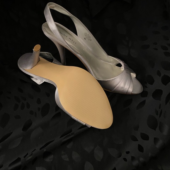 Silver evening shoe - Picture 3 of 11